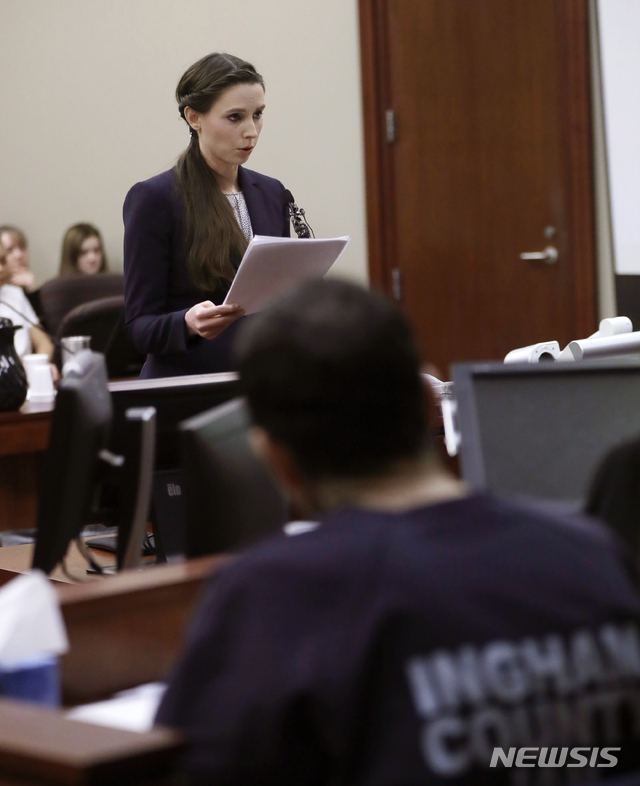 【랜싱=AP/뉴시스】최소 130여명의 미국국가대표 여성체조팀 선수들을 성폭행 및 성추행한 혐의로 175년을 선고받은 주치의 래리 나사르가 사건을 형법이 아니라 ‘의료 과실 사건 (medical malpractice case'로 분류해야 한다고 주장했다고 CNN이 22일 (현지시간) 보도했다. 사진은 지난 1월 24일 미시간 주 랜싱 법정에서 증언하고 있는 전직 체조선수 레이첼 덴홀랜더. 2018.12.23.
