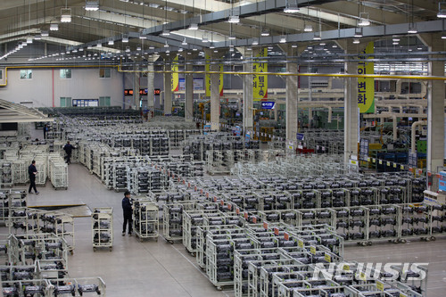 【서울=뉴시스】박진희 기자 = 이명박 전 대통령의 조카이자 다스 최대주주인 이상은 회장의 아들인 이동형 다스 부사장이 15시간에 걸친 검찰 조사를 받고 25일 새벽 귀가했다.&nbsp; 이동형 다스 부사장은 이명박 전 대통령이 실소유주로 의심받고 있는 자동차부품제조업체 '다스(DAS)'의 비자금 조성 의혹 사건의 핵심 인물로 급부상하고 있다.&nbsp; 사진은 다스 경주 본사 물류창고에 완성된 자동차 시트가 출고를 대기하고 있다. 2018.01.25. (* 위 사진은 재배포, 재판매, DB 및 활용을 금지합니다.)&nbsp; pak7130@newsis.com