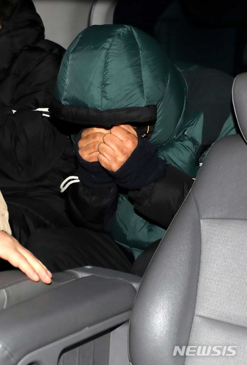 【서울=뉴시스】고범준 기자 = 종로 여관 방화 사건 피의자인 유모씨가 지난 1월25일 오전 서울 종로구 종로경찰서에서 서울중앙지검으로 향하는 차량에 탑승하고 있다. 2018.01.25. bjko@newsis.com