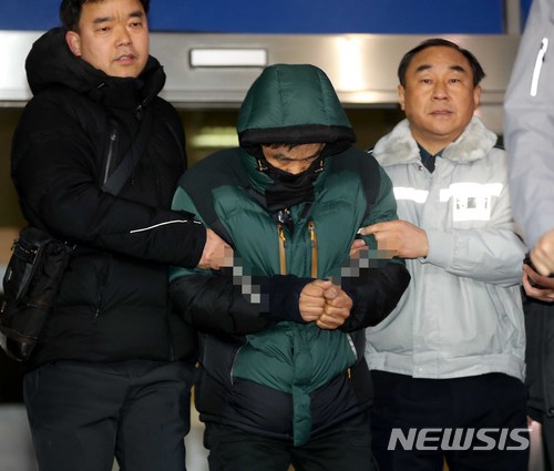 【서울=뉴시스】고범준 기자 = 종로 여관 방화 사건 피의자인 유 모씨가 지난 1월25일 오전 서울 종로구 종로경찰서에서 서울중앙지검으로 향하는 차량에 탑승하기 위해 이동하고 있다. 2018.01.25. bjko@newsis.com