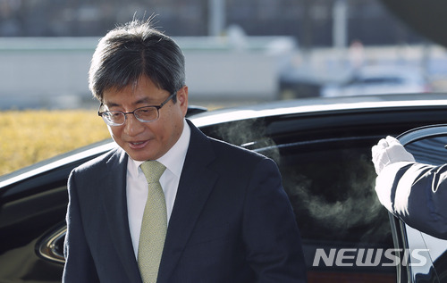 【서울=뉴시스】최동준 기자 = 김명수 대법원장이 지난 1월25일 서울 서초구 대법원으로 출근하고 있다. 2018.01.25. photocdj@newsis.com
