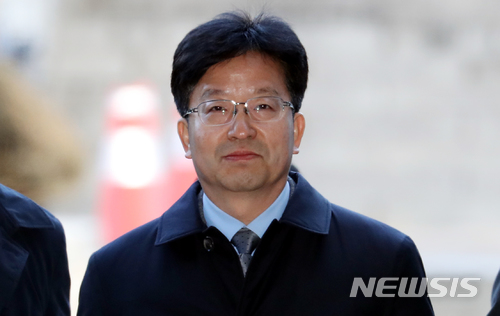 【서울=뉴시스】임태훈 기자 = 장석명 전 청와대 공직기강비서관이 지난 1월25일 오전 서울 서초구 서울중앙지법에서 열린 구속 전 피의자 심문(영장실질심사)에 출석하기 위해 법정으로 이동하고 있다. 2018.01.25. taehoonlim@newsis.com