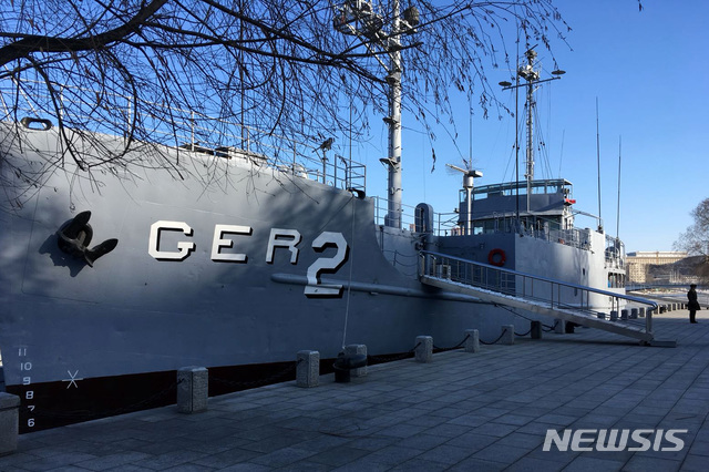 【서울=AP/뉴시스】 북한 평양의 전승기념관에 전시된 미 해군 정보함 푸에블로호의 모습.