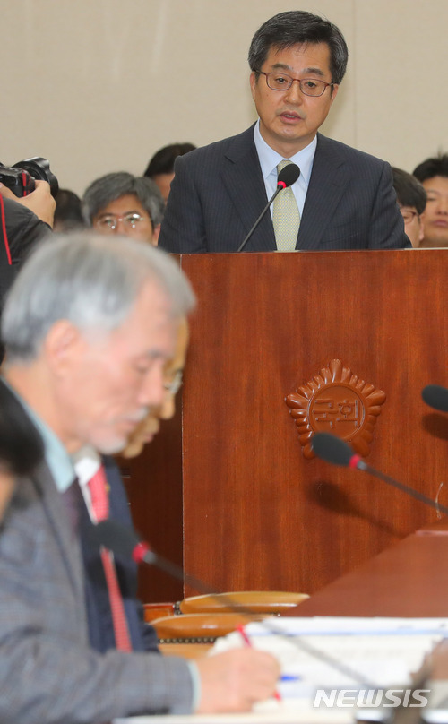 【서울=뉴시스】배훈식 기자 = 25일 오전 서울 여의도 국회 과학기술정보방송통신위원회 회의실에서 열린 4차 산업혁명 특별위원회 전체회의에 참석한 김동연 경제부총리 겸 기획재정부 장관이 업무보고를 하고 있다. 2018.01.25.  dahora83@newsis.com