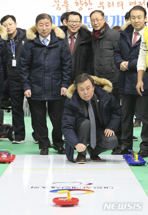 【이천=뉴시스】최진석 기자 = 도종환 문화체육관광부 장관이 25일 오전 경기 대한장애인체육회 이천훈련원에서 열린 '2018년도 국가대표 훈련개시식'에 참석해 플로어컬링을 즐기고 있다. 2018.01.25.myjs@newsis.com