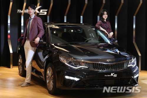 【서울=뉴시스】고승민 기자 = 25일 오전 서울 강남구 기아자동차 '비트360'에서 모델이 기아 K5 신모델 '더 뉴 K5'와 포즈를 취하고 있다.가솔린 2.0, 가솔린 1.6터보, LPI2.0, 디젤 1.7 4개 엔진으로 구성된 더 뉴 K5는 기존 디자인을 단일화한 것이 특징이다.판매가격은 가솔린 2.0 2270만원부터 2985만원, 가솔린 1.6터보는 2535만원부터 3085만원, 디젤 1.7 2595만원부터 3150만원. 2018.01.25. kkssmm99@newsis.com