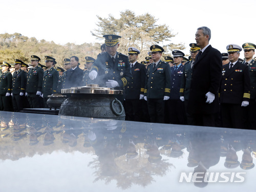 【서울=뉴시스】최동준 기자 = 이석구 국군기무사령관과 사령부원들이 지난 1월25이 서울 동작구 서울현충원에서 엄정한 정치적 중립 준수 및 고강도 개혁 다짐 선포식을 마치고 현충탑 분향을 하고 있다. 2018.01.25. photocdj@newsis.com