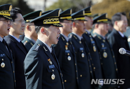 【서울=뉴시스】최동준 기자 = 국군기무사령부가 25일 서울 동작구 서울현충원에서 엄정한 정치적 중립 준수 및 고강도 개혁 다짐 선포식을 가졌다. 이석구 국군기무사령관이 다짐 선포를 하고 있다. 2018.01.25. photocdj@newsis.com