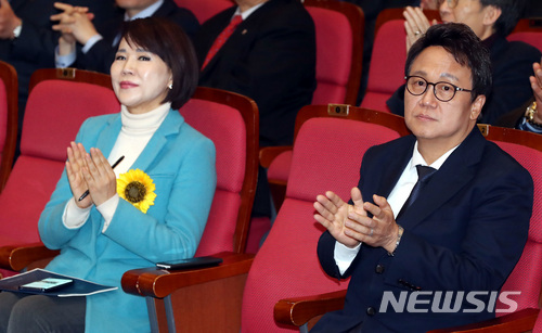 【서울=뉴시스】박영태 기자 = 25일 오후 서울 영등포구 여의도 국회 의원회관에서 진행된 미래전략연구소 창립 기념 심포지엄 '4차 산업혁명시대의 사람과 도시'에 참석한 전현희 의원이 민병두 의원과 나란히 앉아 있다. 2018.01.25.since1999@newsis.com