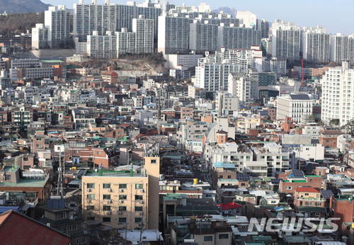 【서울=뉴시스】김진아 기자 = 서울 단독주택 가격이 2007년 이후 최대폭의 상승률을 기록한 25일 서울 성북구 일대 주택가. 국토교통부에 따르면 서울 표준 단독주택 가격은 작년에 비해 7.9% 상승한 것으로 집계됐다. 전국의 표준 단독주택 가격 상승률은 5.5%로, 2012년 이후 6년 만에 5% 대를 넘긴 것으로 나타났으며, 수도권은 6.1%, 광역시는 5.9%, 시·군은 4% 상승한 가운데 시·도 중에서 제주도가 12.5% 올라 상승률이 가장 높았다. 2018.01.25. bluesoda@newsis.com