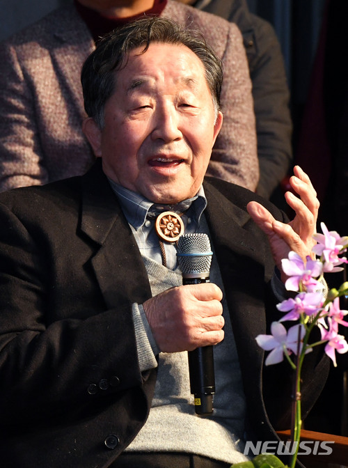 【광주=뉴시스】신대희 기자 = 25일 오후 광주 남구 사직동 영어방송국 공개홀에서 '1987 그리고 그 이후, 토크콘서트'가 빛·숲 포럼 주관으로 열리고 있다. 영화 '1987'에서 민주화의 대부로 묘사된 김정남(설경구 역) 전 청와대 교육문화수석비서관이 이병훈 더불어민주당 광주 동남을지역위원장의 질문에 답하고 있다. 2018.01.25. sdhdream@newsis.com