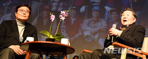 【광주=뉴시스】신대희 기자 = 25일 오후 광주 남구 사직동 영어방송국 공개홀에서 '1987 그리고 그 이후, 토크콘서트'가 빛·숲 포럼 주관으로 열리고 있다. 영화 '1987'에서 민주화의 대부로 묘사된 김정남(설경구 역)전 청와대 교육문화수석비사관(오른쪽)과 이병훈 더불어민주당 광주 동남을지역위원장이 대화를 나누고 있다. 2018.01.25. sdhdream@newsis.com