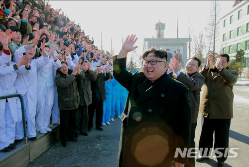 【서울=뉴시스】북한 조선중앙TV가 김정은 국무위원회 위원장이 부인 리설주와 함께 평양 제약공장을 현지지도했다고 25일 보도했다. 이날 공장시찰은 박태성 부위원장, 최동명 중앙위원회 부장, 조용원 중앙위원회 부부장 등이 동행했다. 2018.01.25. (출처=조선중앙TV 캡처)  photo@newsis.com