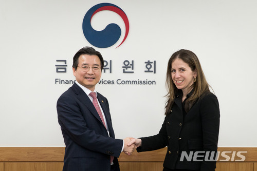 【서울=뉴시스】박주성 기자 = 김용범 부위원장은 25일 금융위원회에서 시걸 맨델커(Sigal Mandelker) 미국 재무차관을 만나 가상통화와 관련한 자금세탁 방지 조치 강화 및 국제 공조방안에 대해 논의하였다. 2018.01.25. (사진=금융위원회 제공) photo@newsis.com
