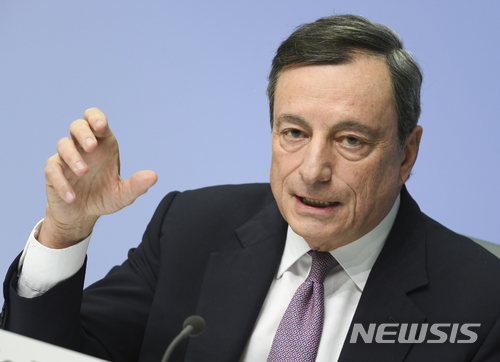 【프랑크푸르트=AP/뉴시스】유럽중앙은행(ECB)이 기준금리 등 핵심금리와 채권매입 부양책을 유지하기로 결정한 가운데 마리오 드라기 ECB 총재가 25일(현지시간) 유로화 강세에 대한 우려를 표명했다. 드라기 총재는 이날 독일 프랑크푸르트에서 열린 통화정책회의 후 기자회견에서 "유로화 강세로 경기부양책을 중단하지 못하고 있다"고 밝혔다. 유로화는 달러 대비 1.25유로로 상승해 2012년 9월 이후 최고치를 기록했다. 2018.01.26