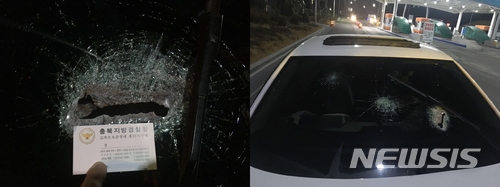 【청주=뉴시스】김재광 기자 = 25일 오후 7시 50분께 경기도 이천시 중부고속도로 통영 방면 하행선 323.6㎞ 지점에서 차모(37)씨가 몰던 폭스바겐 승용차 운전석에 철판이 날아들었다.2017.01.26.(사진=고속도로순찰대 10지구대 제공) photo@newsis.com