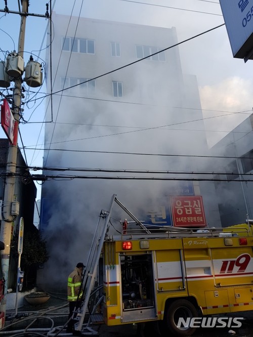 【밀양=뉴시스】안지율 기자 = 26일 오전 7시35분께 경남 밀양시 가곡동 세종병원 응급실에서 화재가 발생해 소방대원들이 화재를 진압하고 있다. 병원은 6층 건물로 100여 명의 환자가 입원해 있는 것으로 알려졌다. 2018.01.26.alk9935@newsis.com