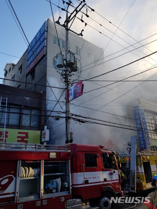 【밀양=뉴시스】안지율 기자 = 26일 오전 7시35분께 경남 밀양시 가곡동 세종병원 응급실에서 화재가 발생해 소방대원들이 화재를 진압하고 있다. 병원은 6층 건물로 100여 명의 환자가 입원해 있는 것으로 알려졌다. 2018.01.26.alk9935@newsis.com