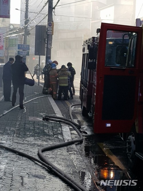 【밀양=뉴시스】안지율 기자 = 26일 오전 7시35분께 경남 밀양시 가곡동 세종병원 응급실에서 화재가 발생해 3명이 숨지고 24명이 부상한 가운데 소방대원들이 화재를 진압하고 있다. 병원은 6층 건물로 100여 명의 환자가 입원해 있는 것으로 알려졌다. 2018.01.26.alk9935@newsis.com