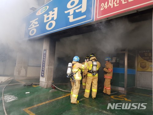 【밀양=뉴시스】안지율 기자 = 26일 오전 7시35분께 경남 밀양시 가곡동 세종병원 응급실에서 화재가 발생해 3명이 숨지고 24명이 부상한 가운데 소방대원들이 화재를 진압하고 있다. 병원은 6층 건물로 100여 명의 환자가 입원해 있는 것으로 알려졌다. 2018.01.26. alk9935@newsis.com