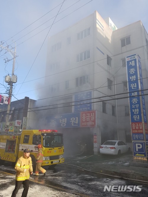 【밀양=뉴시스】소방대원들이 경남 밀양시 가곡동 세종병원에서 화재를 진압하고 있는 모습. 