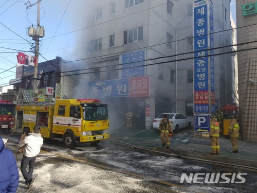 【밀양=뉴시스】안지율 기자 = 26일 오전 7시35분께 경남 밀양시 가곡동 세종병원 응급실에서 화재가 발생해 대형 참사가 발생했다. 사진은 소방대원들이 병원에서 화재를 진압하고 있는 모습. 2018.01.26. alk9935@newsis.com