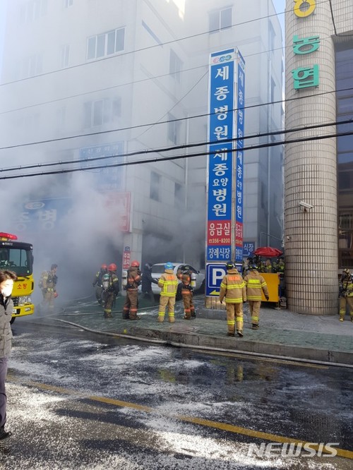 【밀양=뉴시스】안지율 기자 = 26일 오전 7시35분께 경남 밀양시 가곡동 세종병원 응급실에서 화재가 발생해 6명이 숨지고 32명이 중경상을 입는 등 38명의 사상자가 발생했다. 사진은 소방대원들이 병원에서 화재를 진압하고 있는 모습. 2018.01.26. alk9935@newsis.com