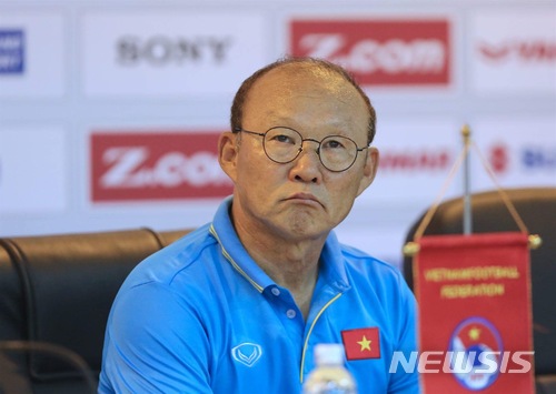 【서울=뉴시스】 문재인 대통령이 다가오는 베트남 해외 순방에서 박항서 축구 국가대표 감독을 만나는 것으로 14일 알려졌다. (사진=뉴시스 자료사진) 2018.03.14. photo@newsis.com