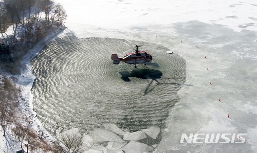 【대전=뉴시스】김양수 기자 = 산림청은 26일 강원도 평창군 대화면 신리저수지에서 산불없는 안전한 평창동계올림픽 개최지원을 위해 '헬기 급수원 확보를 위한 결빙저수지 담수 시범훈련'을 열었다. 산불진화헬기가 얼음을 제거한 저수지에서 물을 담고 있다.2018.01.26(사진=산림청 제공) photo@newsis.com