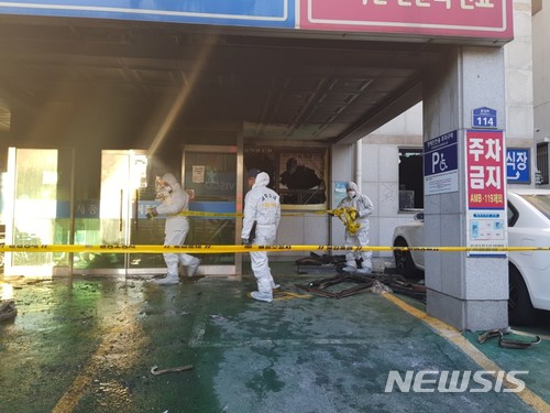 【밀양=뉴시스】안지율 기자 = 국립과학수사연구원 관계자들이 26일 오후 대형 인명피해가 발생한 경남 밀양 세종병원 화재 원인을 찾기 위해 병원 내부로 들어서고 있다. 2018.01.26.alk9935@newsis.com