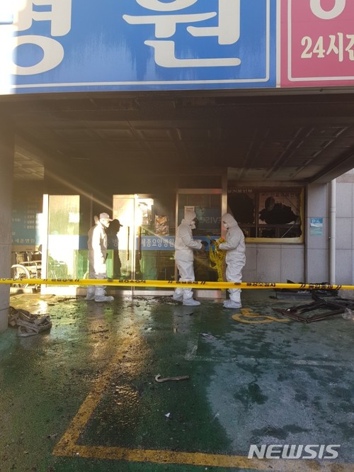 【밀양=뉴시스】안지율 기자 = 국립과학수사연구원 관계자들이 26일 오후 대형 인명피해가 발생한 경남 밀양 세종병원 화재 원인을 찾기 위해 병원 내부로 들어서고 있다. 2018.01.26.alk9935@newsis.com