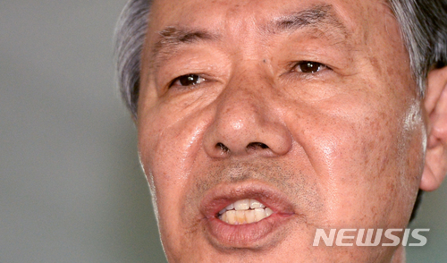 【서울=뉴시스】임태훈 기자 = 최순실씨의 변호인 이경재 변호사가 지난해 7월 서울 서초구 정곡빌딩에서 '정유라 출석 진실 공방'과 관련해 기자회견을 하고 있다.2017.07.14.taehoonlim@newsis.com