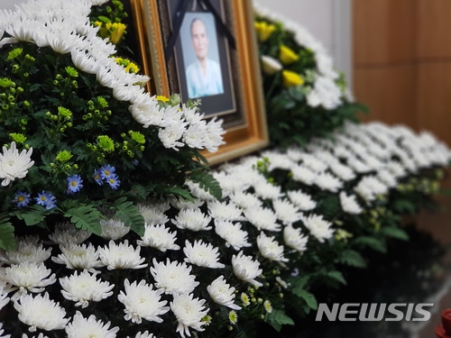 【밀양=뉴시스】 김성찬 기자 = 26일 화재 사고로 한 순간에 소중한 목숨을 잃은 경남 밀양 세종병원 참사 희생자의 빈소가 밀양농협장례식장에 마련됐다. 2018.01.26. kims1366@newsis.com