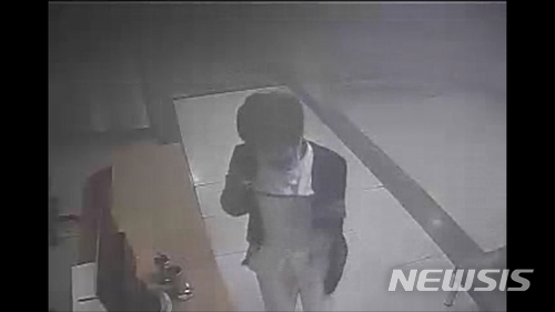 【밀양=뉴시스】강경국 기자 = 경찰이 26일 발생한 경남 밀양 세종병원 화재 참사 당시 응급실 내부에 설치된 폐쇄회로(CC)TV 영상을 공개, 화재 당시 간호사와 의료진이 긴급히 움직이는 모습이 보이고 있다. 2018.01.26. (사진=CCTV 영상 화면) kgkang@newsis.com