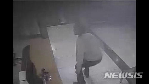 【밀양=뉴시스】강경국 기자 = 경찰이 26일 발생한 경남 밀양 세종병원 화재 참사 당시 응급실 내부에 설치된 폐쇄회로(CC)TV 영상을 공개, 화재 당시 간호사와 의료진이 긴급히 움직이는 모습이 보이고 있다. 2018.01.26. (사진=CCTV 영상 화면)kgkang@newsis.com