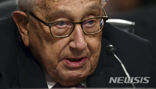 [워싱턴=AP/뉴시스]헨리 키신저 전 미국 국무장관이 2018년 1월25일(현지시간) 워싱턴 상원 군사위 청문회에서 북한 문제에 대해 발언하고 있다. 2018.1.26 