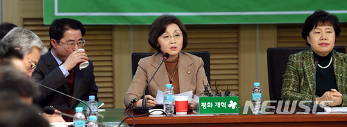 【서울=뉴시스】박영태 기자 = 지난 1월 26일 오전 서울 영등포구 여의도 국회 의원회관에서 진행된 민주평화당 창당추진위원회 정례 회의에서 장정숙 의원이 발언을 하고 있다. 2018.01.26.since1999@newsis.com