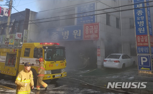 【밀양=뉴시스】안지율 기자 = 26일 오전 7시35분께 경남 밀양시 가곡동 세종병원 응급실에서 화재가 발생해 6명이 숨지고 32명이 중경상을 입는 등 38명의 사상자가 발생했다. 사진은 소방대원들이 병원에서 화재를 진압하고 있는 모습. 2018.01.26.  alk9935@newsis.com