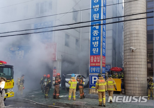 【밀양=뉴시스】안지율 기자 = 26일 오전 7시35분께 경남 밀양시 가곡동 세종병원 응급실에서 화재가 발생해 6명이 숨지고 32명이 중경상을 입는 등 38명의 사상자가 발생했다. 사진은 소방대원들이 병원에서 화재를 진압하고 있는 모습. 2018.01.26.  alk9935@newsis.com