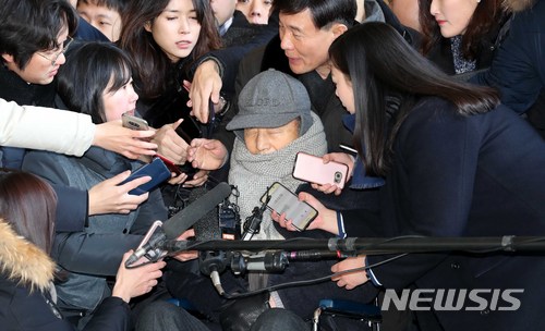 【서울=뉴시스】고범준 기자 = 이명박 전 대통령의 친형 이상득 전 새누리당 의원이 피의자 신분으로 조사를 받기 위해 지난 1월26일 오전 서울 서초구 서울중앙지방검찰청으로 출석하고 있다. 2018.01.26. bjko@newsis.com