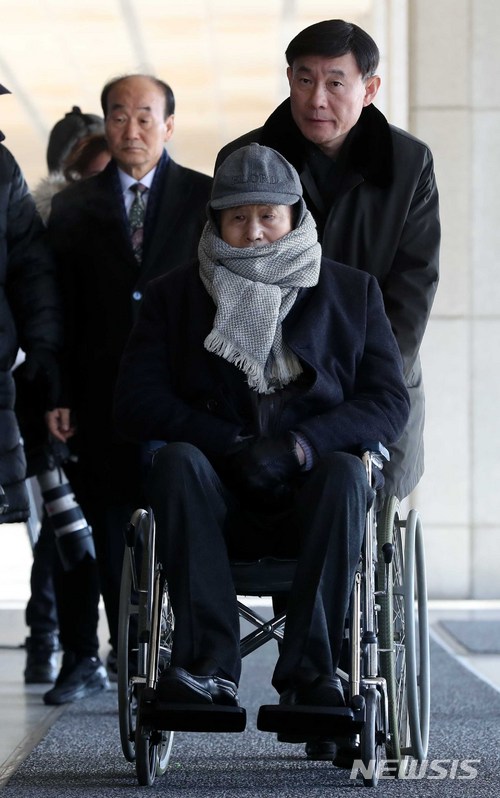 【서울=뉴시스】고범준 기자 = 국정원으로부터 억대 자금을 수수한 혐의를 받고 있는 이명박 전 대통령의 친형 이상득 전 새누리당 의원이 피의자 신분으로 조사를 받기 위해 26일 오전 서울 서초구 서울중앙지방검찰청으로 출석하며 취재진들의 질문을 받고 있다. 2018.01.26.&nbsp; bjko@newsis.com
