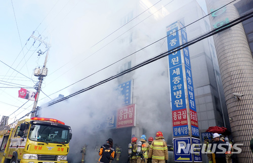 [서울=뉴시스]2018년 1월26일 오전 경남 밀양세종병원에서 화재가 발생해 출동한 소방대원들이 화재 진압을 하고 있다. (사진=경남신문 제공) photo@newsis.com