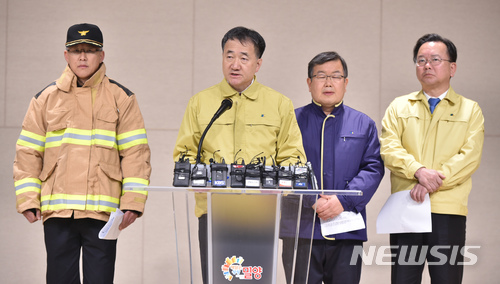 【밀양=뉴시스】우종록 기자 = 박능후 보건복지부 장관이 26일 오후 경남 밀양시청에서 열린 세종병원 대형 화재 참사관련 보건복지부·행정안전부 합동 브리핑에서 정부지원 대책을 발표하고 있다. 2018.01.26.&nbsp; wjr@newsis.com 