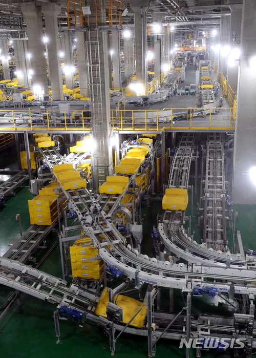 【인천공항=뉴시스】홍찬선 기자 = 인천공항 제2여객터미널(T2)의 수하물처리시스템(BHS)이 쉴 틈 없이 움직이고 있다. 2018.01.28.&nbsp; mania@newsis.com