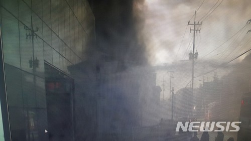 【광주(경기)=뉴시스】김지호 기자 = 27일 오전 10시28분께 경기 광주시 초월읍의 한 가구백화점에서 불이 나 소방당국이 대응 1단계를 발령하고 진화하고 있다. (사진=경기도재난안전본부 제공) photo@newsis.com