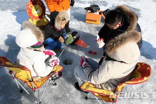 【인제=뉴시스】조명규 기자 = 27일 강원 인제군 남면 부평리 빙어호 일원에서 겨울축제의 원조 '제18회 인제빙어축제'가 개막한 가운데 빙어 낚시터에서 가족단위 관광객들이 낚시를 즐기고 있다. 2018.01.27.&nbsp; mkcho@newsis.com