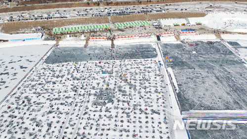 【인제=뉴시스】조명규 기자 = 27일 강원 인제군 남면 부평리 빙어호 일원에서 겨울축제의 원조 '제18회 인제빙어축제'가 개막한 가운데 빙어 낚시터에서 관광객들이 낚시를 즐기고 있다. 2018.01.27.(사진=인제군청 제공) photo@newsis.com