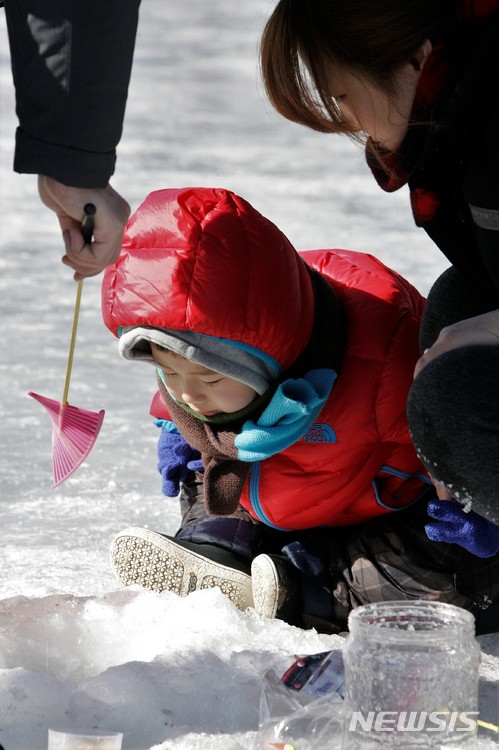 【인제=뉴시스】조명규 기자 = 27일 강원 인제군 남면 부평리 빙어호 일원에서 겨울축제의 원조 '제18회 인제빙어축제'가 개막한 가운데 빙어 낚시터에서 가족단위 관광객들이 낚시를 즐기고 있다. 2018.01.27.&nbsp; mkcho@newsis.com