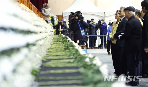 【밀양=뉴시스】전신 기자 = 문재인 대통령이 27일 경남 밀양시 삼문동 밀양문화체육회관에 마련된 세종병원 화재 참사 합동 분향소에서 유족과 함께 조문하고 있다. 2018.01.27. photo1006@newsis.com