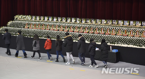 【밀양=뉴시스】우종록 기자 = 27일 오후 경남 밀양시 삼문동 밀양문화체육회관에 마련된 세종병원 화재 참사 희생자 합동분향소에 조문객들의 발길이 이어지고 있다. 2018.01.27. wjr@newsis.com